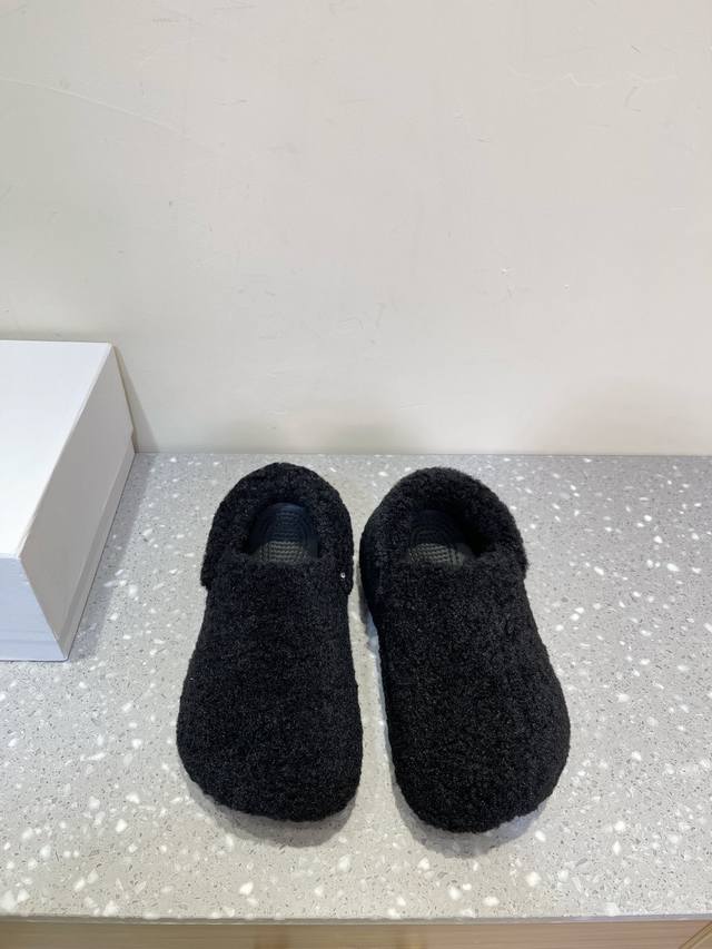 Crocs 24Ss 羊毛洞洞鞋 卡骆驰明星 风靡全球的四季皆宜的鞋 休闲鞋履品牌 卡骆驰 Crocs Classic Mega Crush Clog Sand